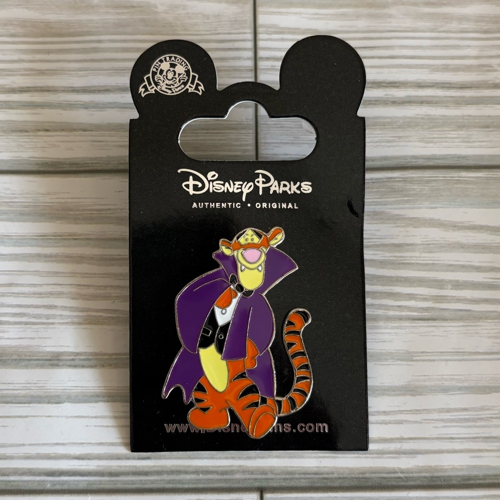 🎃Disney Parks Halloween Tigger Vampire Enamel Trading Pin